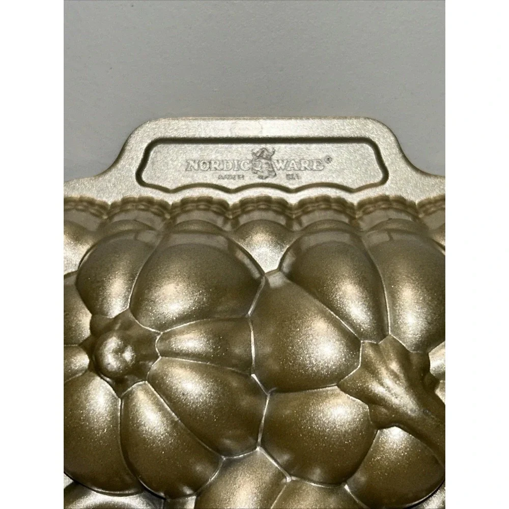 NORDIC WARE 3D‎ Pumpkin Parch Loaf Pan 6-CUP Heavy Cast Non-stick 8